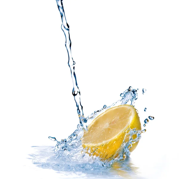 Gouttes d'eau fraîche sur citron isolé sur blanc — Photo