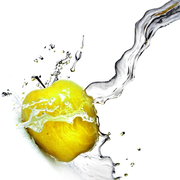 Süßwasserspritzer auf gelbem Apfel isoliert auf weißem — Stockfoto