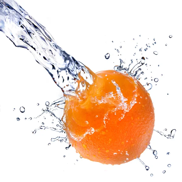 Salpicadura de agua dulce sobre naranja aislada sobre blanco —  Fotos de Stock