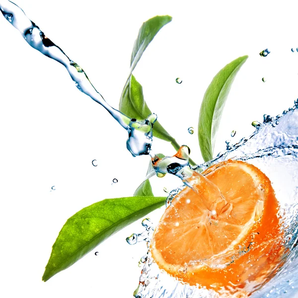 Krople wody na pomarańczy z zielonymi liśćmi na białym — Zdjęcie stockowe