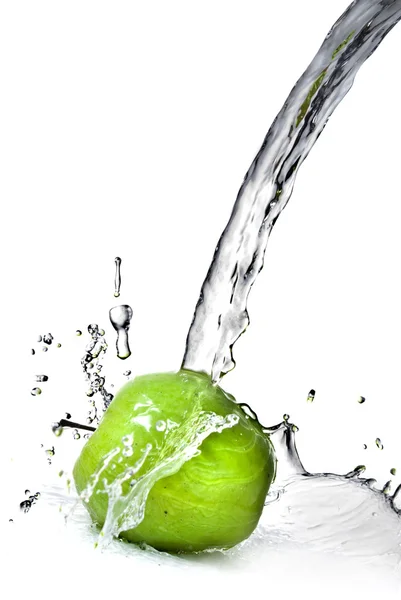 Färskt vattenstänk på grönt äpple isolerad på vit — Stockfoto
