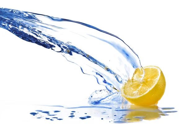 Zoet water druppels op citroen geïsoleerd op wit — Stockfoto