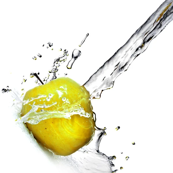 Zoet water splash op gele appel geïsoleerd op wit — Stockfoto
