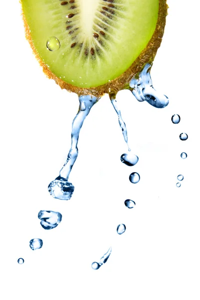 Färskt vatten droppar på kiwi isolerad på vit — Stockfoto