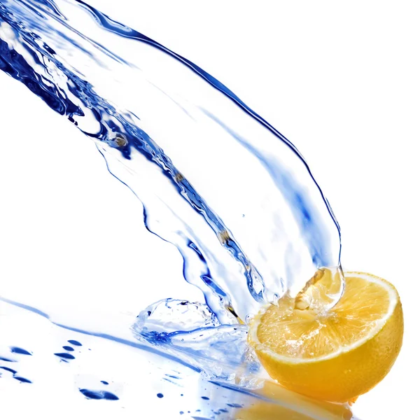 Krople wody słodkiej na cytryny na białym tle — Zdjęcie stockowe