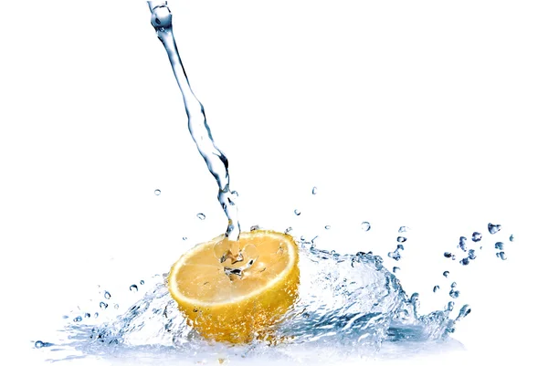 Färskt vatten droppar på citron isolerad på vit — Stockfoto