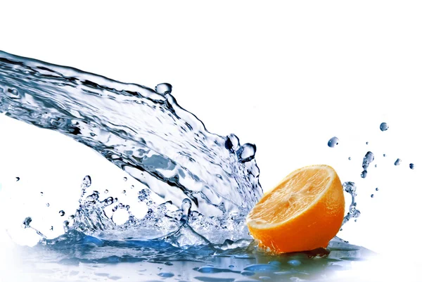 Gocce d'acqua dolce su arancia isolata su bianco — Foto Stock