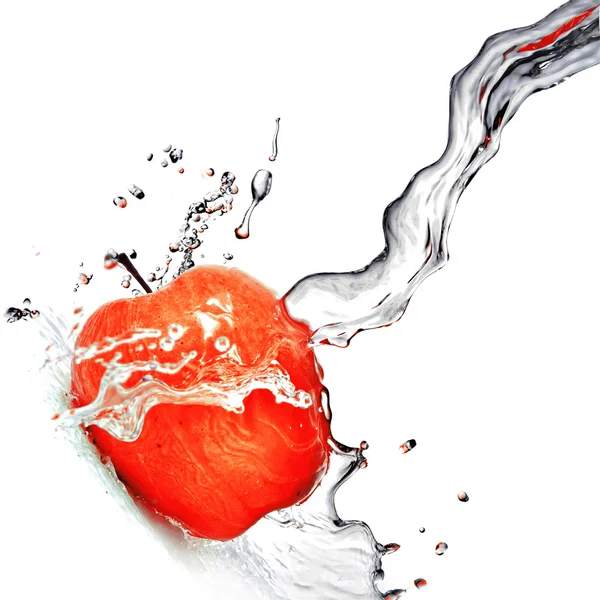 Брызги пресной воды на красном яблоке, изолированные на белом — стоковое фото