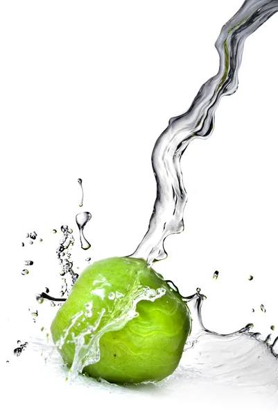 白で隔離される緑の apple に新鮮な水のしぶき — ストック写真