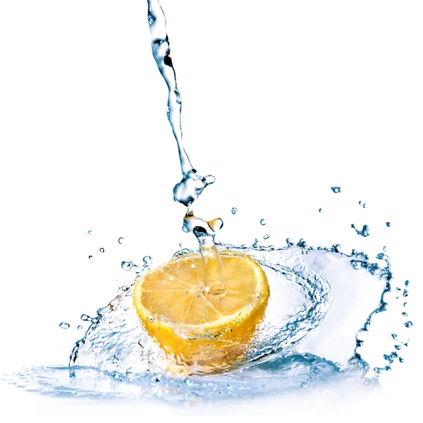 Gotas de água fresca no limão isolado no branco — Fotografia de Stock
