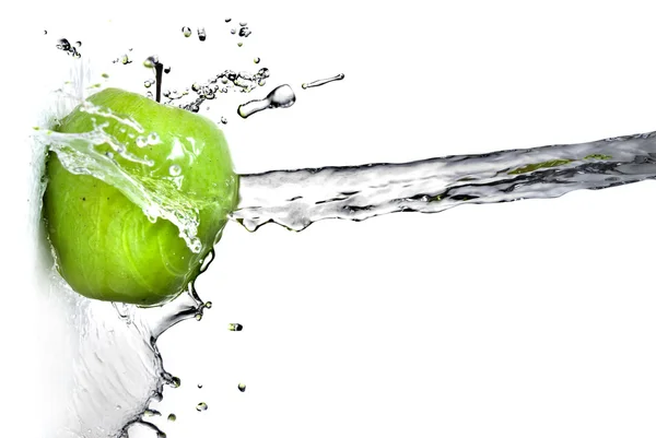 Süßwasserspritzer auf grünem Apfel isoliert auf weißem — Stockfoto