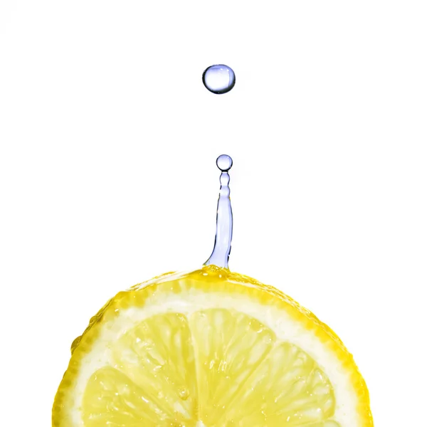 Kropla wody słodkiej na cytryny na białym tle — Zdjęcie stockowe