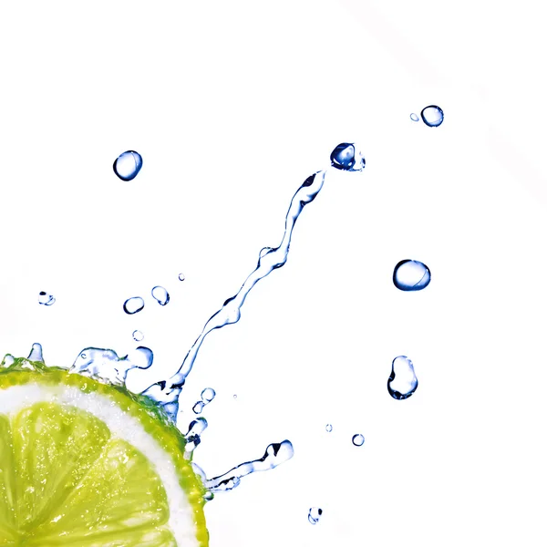 Färskt vatten droppar på lime isolerad på vit — Stockfoto