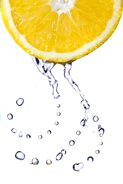 Üzerinde beyaz izole limon tatlı su damlaları — Stok fotoğraf