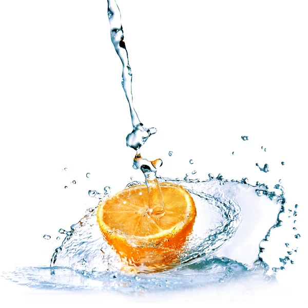 Γλυκού νερού που πέφτει στην orange να απομονωθεί σε λευκό — Φωτογραφία Αρχείου