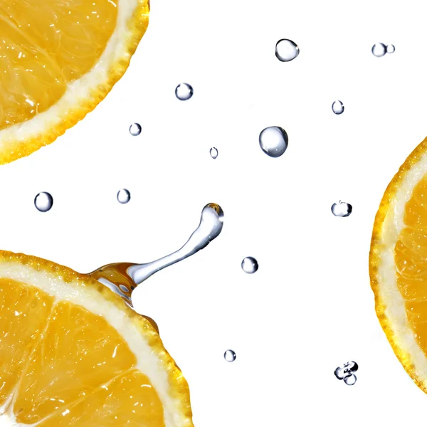 Gocce d'acqua dolce su arancia isolata su bianco — Foto Stock