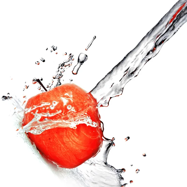 白で隔離される赤いリンゴに新鮮な水のしぶき — ストック写真