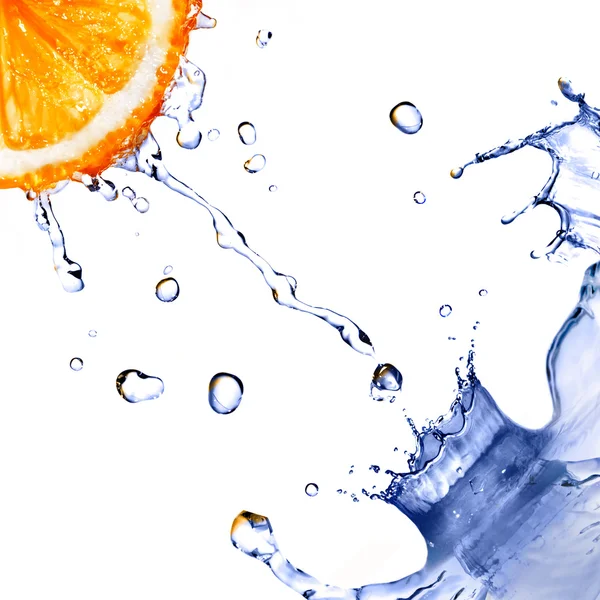 Zoet water splash en druppels op geïsoleerd op wit oranje — Stockfoto