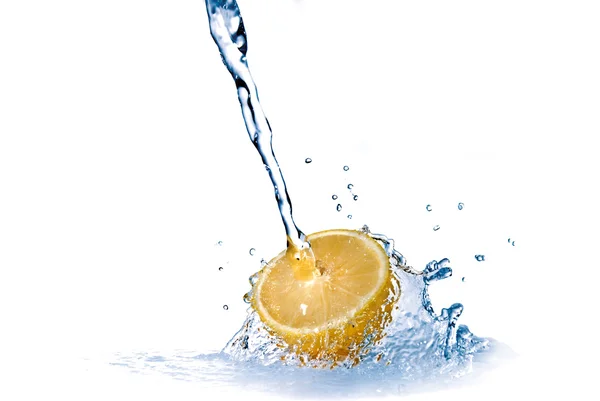 Gocce d'acqua dolce su limone isolato su bianco — Foto Stock