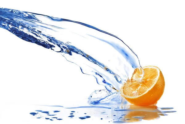 Frischwassertropfen auf Orange isoliert auf Weiß — Stockfoto