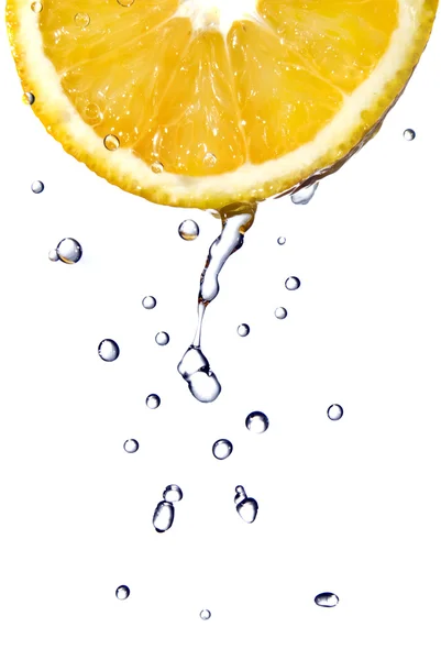 Zoet water druppels op geïsoleerd op wit oranje — Stockfoto