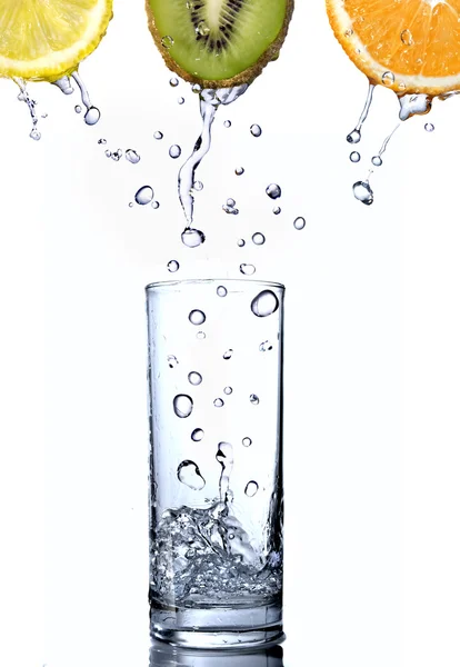 Kapky vody ve skle na pomeranče, kiwi a citronem izolovaných na bílém — Stock fotografie