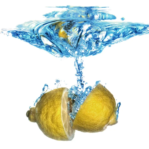柠檬掉入水中用隔离在白色的泡沫 — 图库照片
