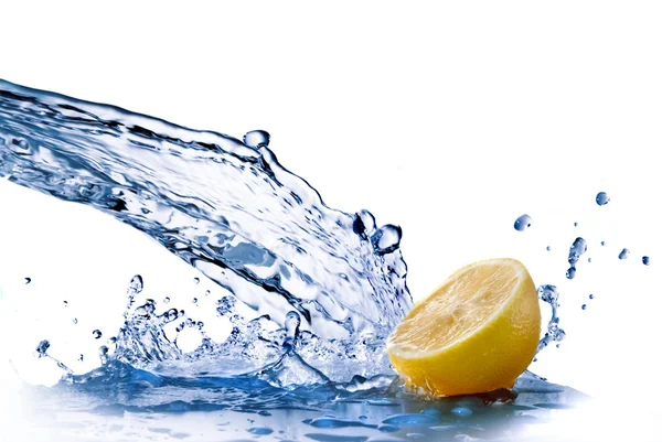 Sladké vody klesne na citron izolovaných na bílém — Stock fotografie