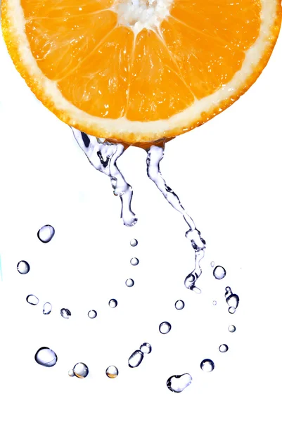 Капли пресной воды на апельсине изолированы на белом — стоковое фото