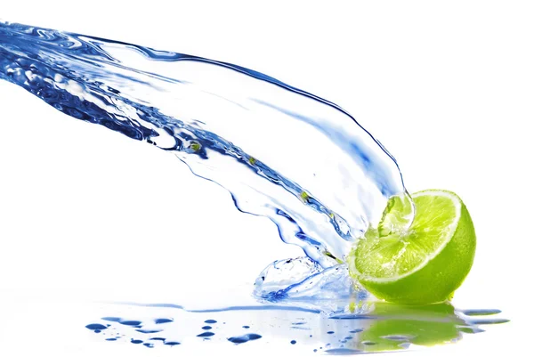 Färskt vatten droppar på lime isolerad på vit — Stockfoto