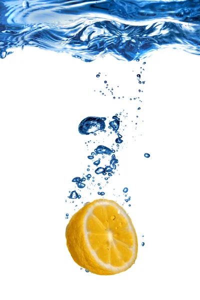 Свежий лимон упал в воду с пузырьками, изолированными на белом — стоковое фото