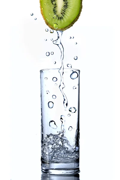 Vattendroppar i glas på kiwi isolerad på vit — Stockfoto