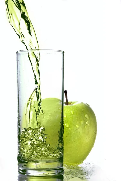 Sumo de maçã fresco em vidro com maçã verde isolada em branco — Fotografia de Stock