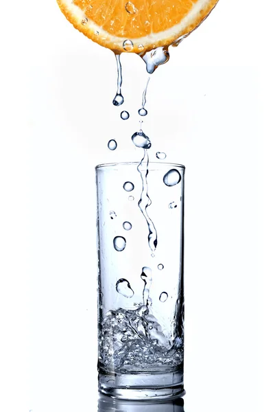 Gotas de agua en vidrio sobre naranja aislado sobre blanco —  Fotos de Stock