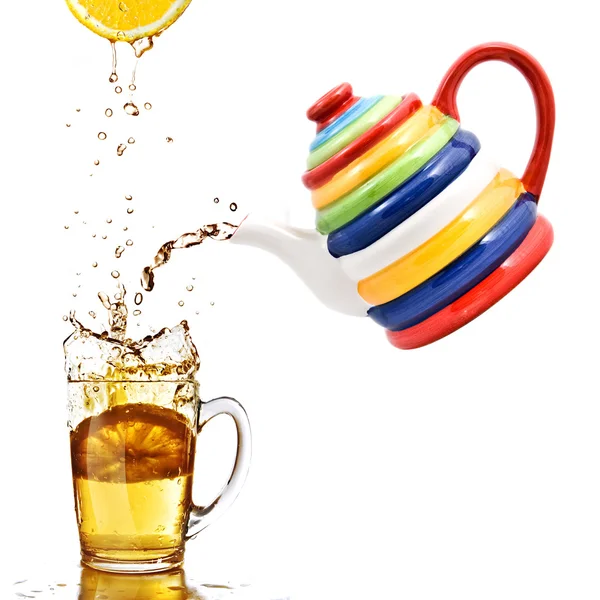 Farbteekanne mit Tasse und Zitrone isoliert auf weiß — Stockfoto