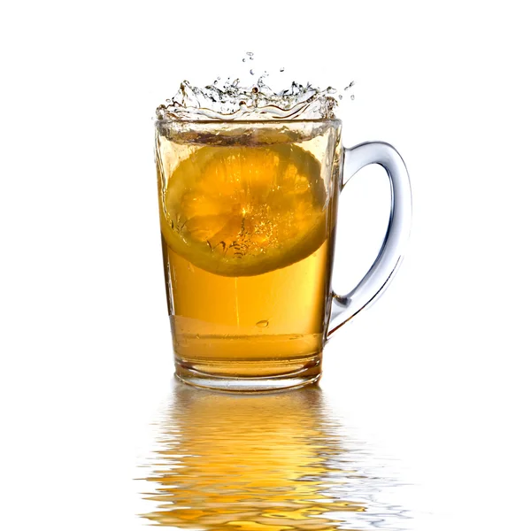 Limón caído en la taza de té con salpicadura y reflexión aislado en blanco —  Fotos de Stock
