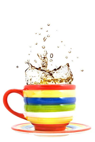 Renkli bardak ve splash beyaz izole çay — Stok fotoğraf