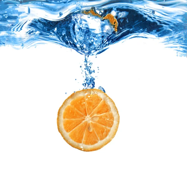 Frische Orange ins Wasser fallen mit Blasen isoliert auf weiß — Stockfoto
