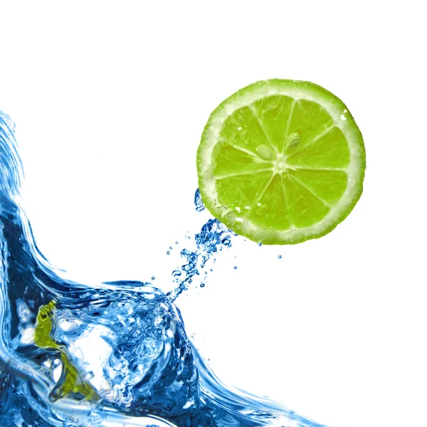Limão fresco voa para fora da água azul isolada em branco — Fotografia de Stock