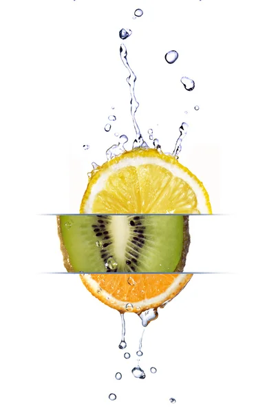 Mélanger le citron, l'orange et le kiwi avec des gouttes d'eau douce isolées sur du blanc — Photo