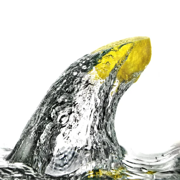El limón fresco vuela fuera del agua natural aislada en blanco — Foto de Stock
