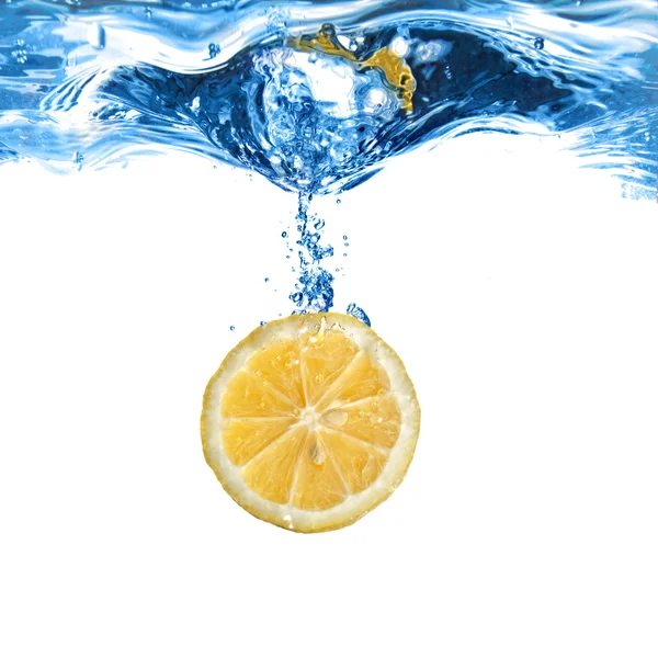 Свежий лимон упал в воду с пузырьками, изолированными на белом — стоковое фото