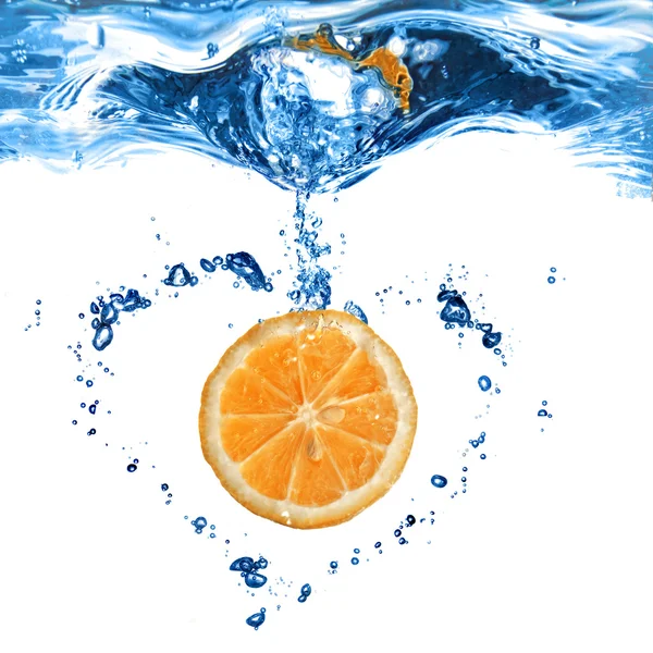 Оранжевый в воде с пузырьками в виде сердца, изолированного на белом — стоковое фото