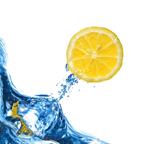 Färsk citron flyga ut från blå vatten isolerad på vit — Stockfoto