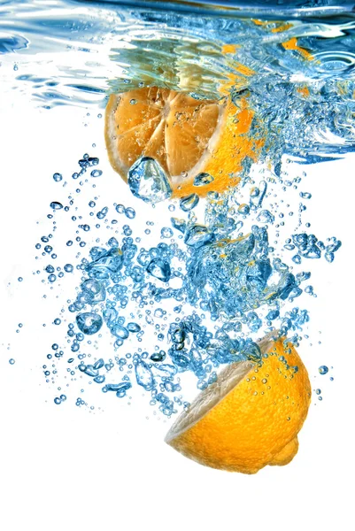 Naranja fresca cayó en el agua con burbujas aisladas en blanco —  Fotos de Stock