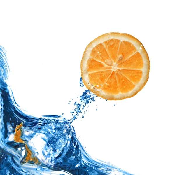 Свіжий апельсин вилітає з блакитної води ізольовано на білому — стокове фото