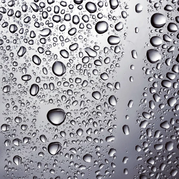 Droppar vatten på glas — Stockfoto