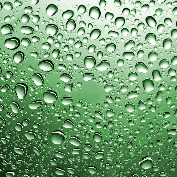 绿色玻璃上的水滴 — 图库照片
