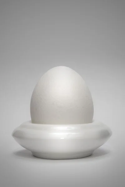 垂直ゆで卵立てを卵します。 — ストック写真