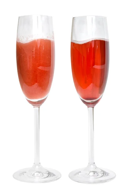 Två glas med drinkar isolerade på vitt — Stockfoto
